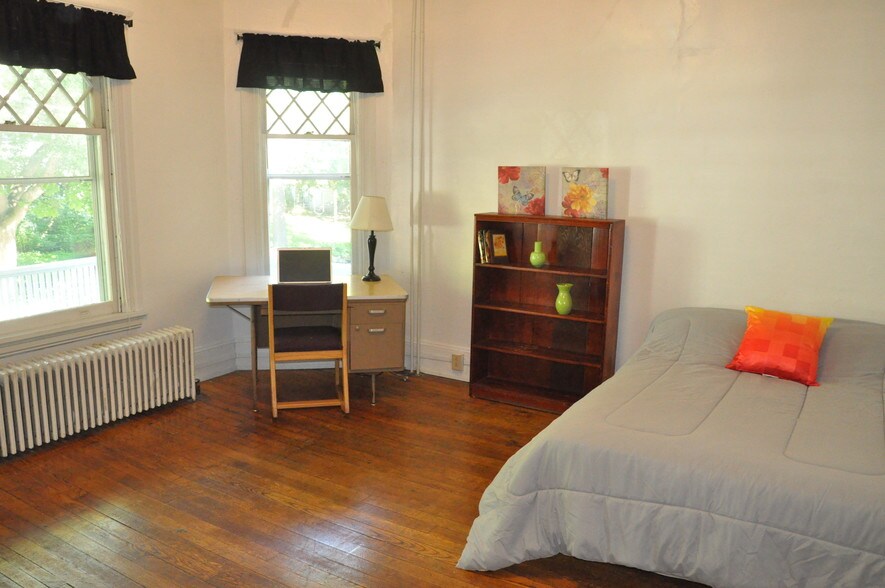 Bedroom #1 - 118 Ferris Pl