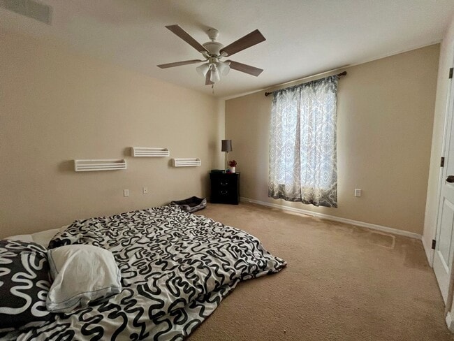 Building Photo - Beautiful Townhome