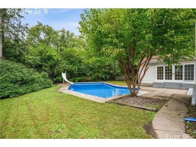 Building Photo - 627 8th St N