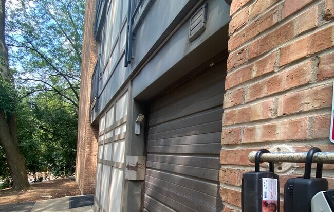 Building Photo - 5810 Oakwood Dr
