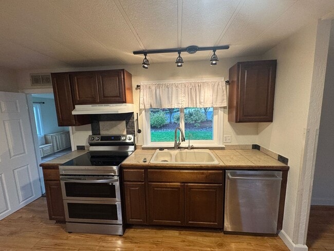 Building Photo - 2 Bedroom 2 Bath