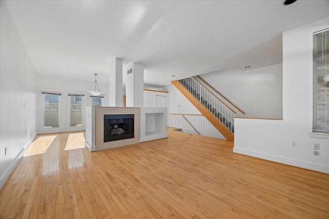 Building Photo - 243 Carron St