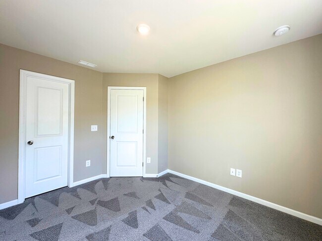 Building Photo - Spacious 4BR Home with Private Backyard Oasis