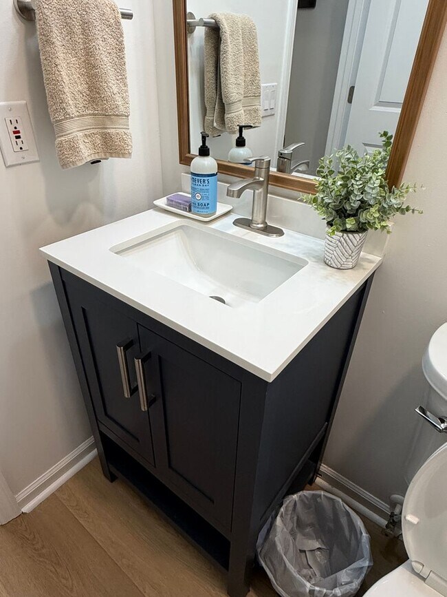 Building Photo - 10 Cobblestone Ct