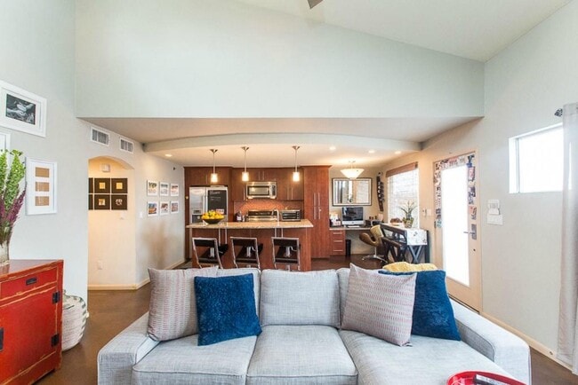 Building Photo - 41 Waller St