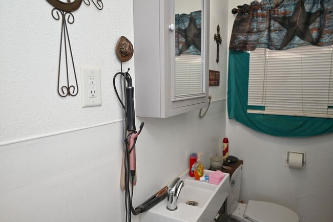 Building Photo - Handicap Accessible 2 Bed 1 Bath With Huge Yard In Burkburnett!