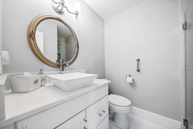 Building Photo - 417 N Country Club Dr