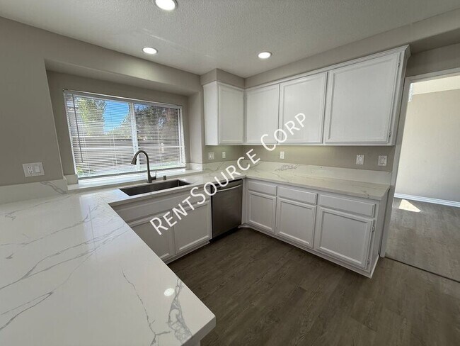 Building Photo - 40055 Castana Ln