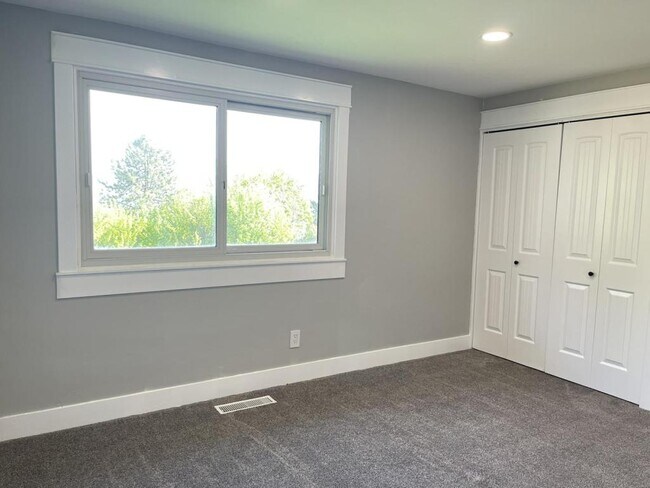 Building Photo - 2240 E Summit Dr