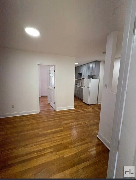 Building Photo - 32 STREET