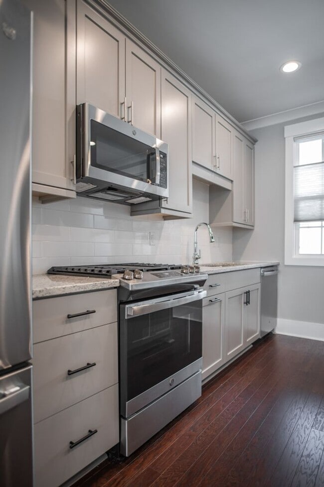 Building Photo - 2 BR 2.5 BA- Downtown Greenville Townhome-...