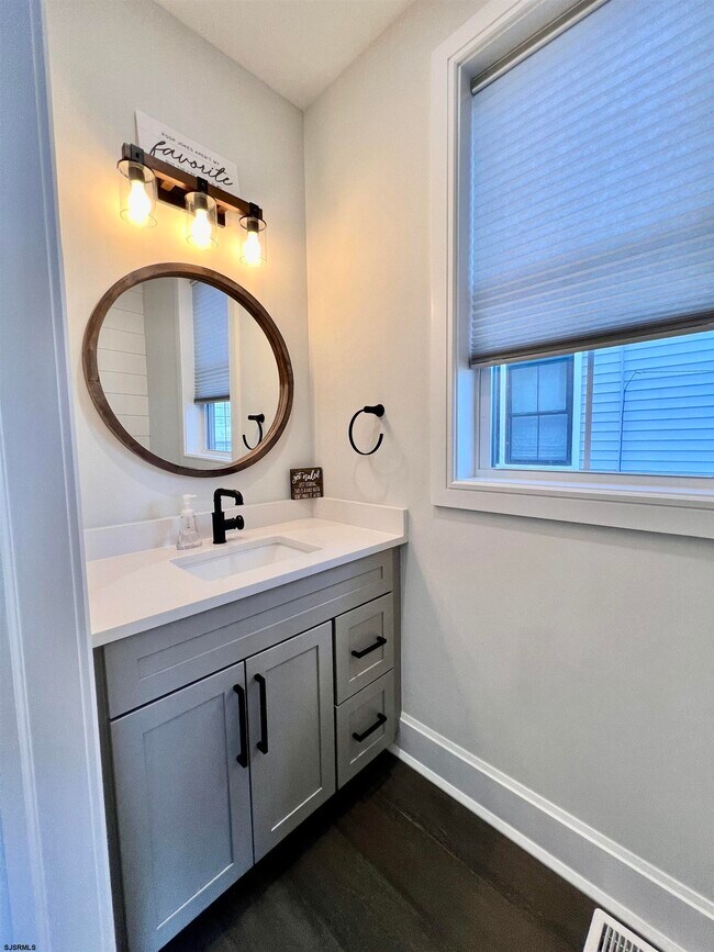 Building Photo - 16 A S Fredericksburg Ave