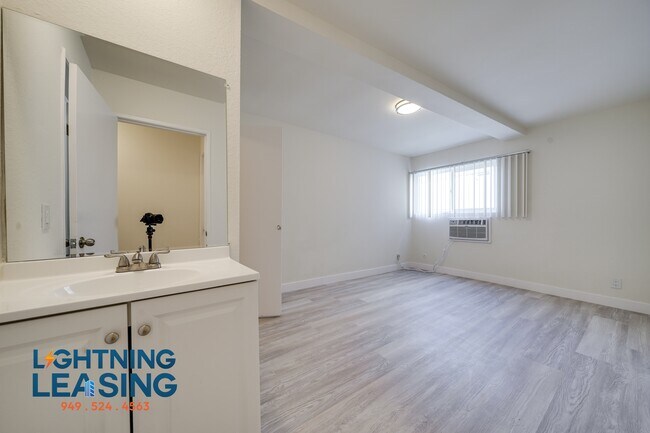 Building Photo - 6736 Independence Ave