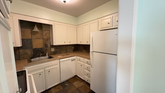 Building Photo - Welcome to your new charming 2 bed, 1.5 bath first floor condo!