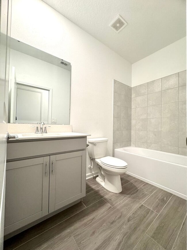 Building Photo - Like New - Large 4/4 Single Story Home wit...