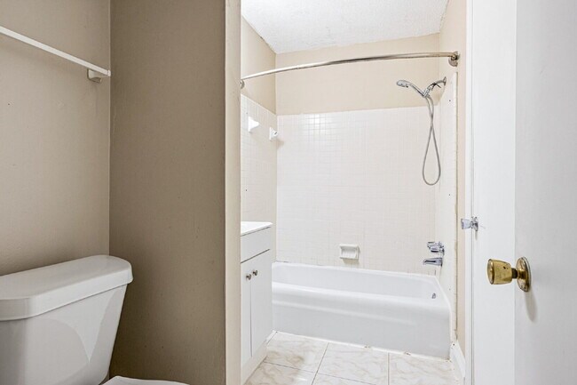 Building Photo - GREAT LOCATION 2BED 2BATH! FENCED IN YARD!
