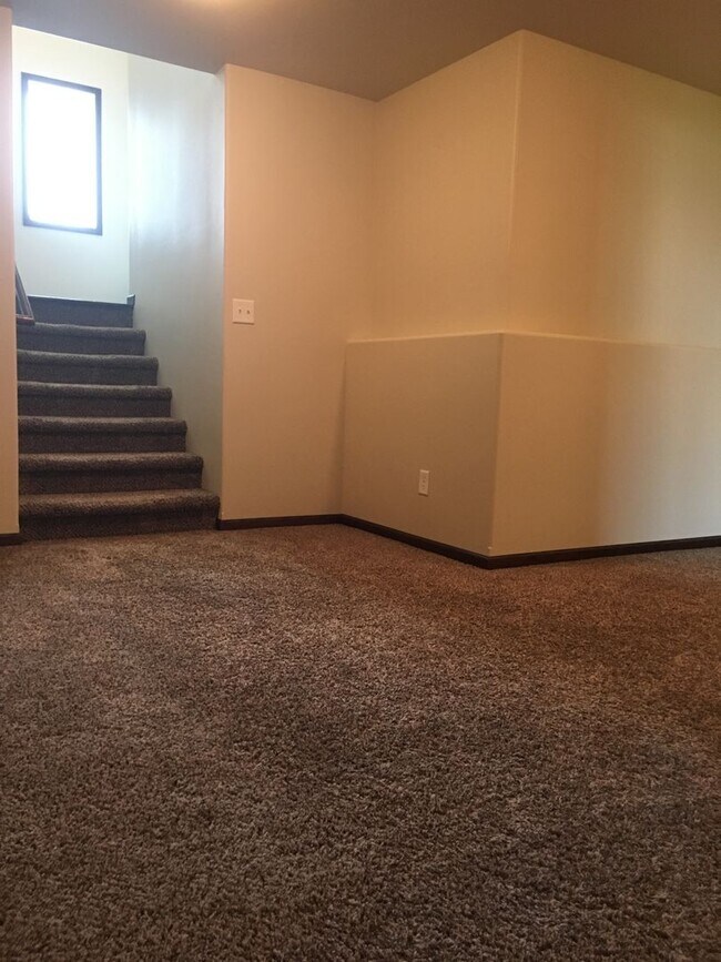 Building Photo - 3 Bed 2 Bath Twin Home