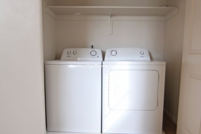 Building Photo - 2 Bed, 1.5 Bath, HVAC