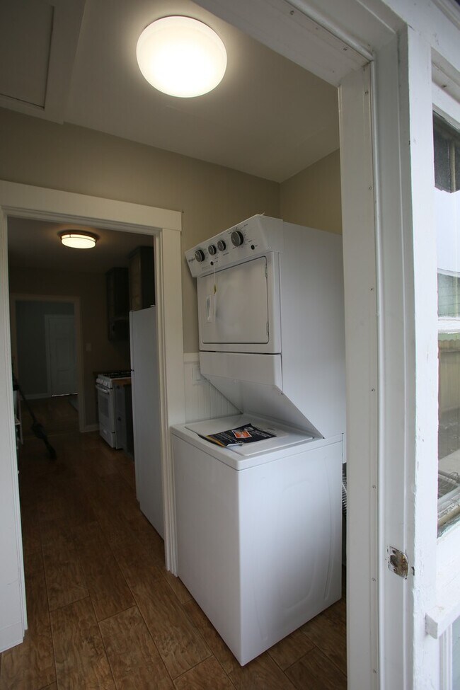 Building Photo - Laurel Street Triplex