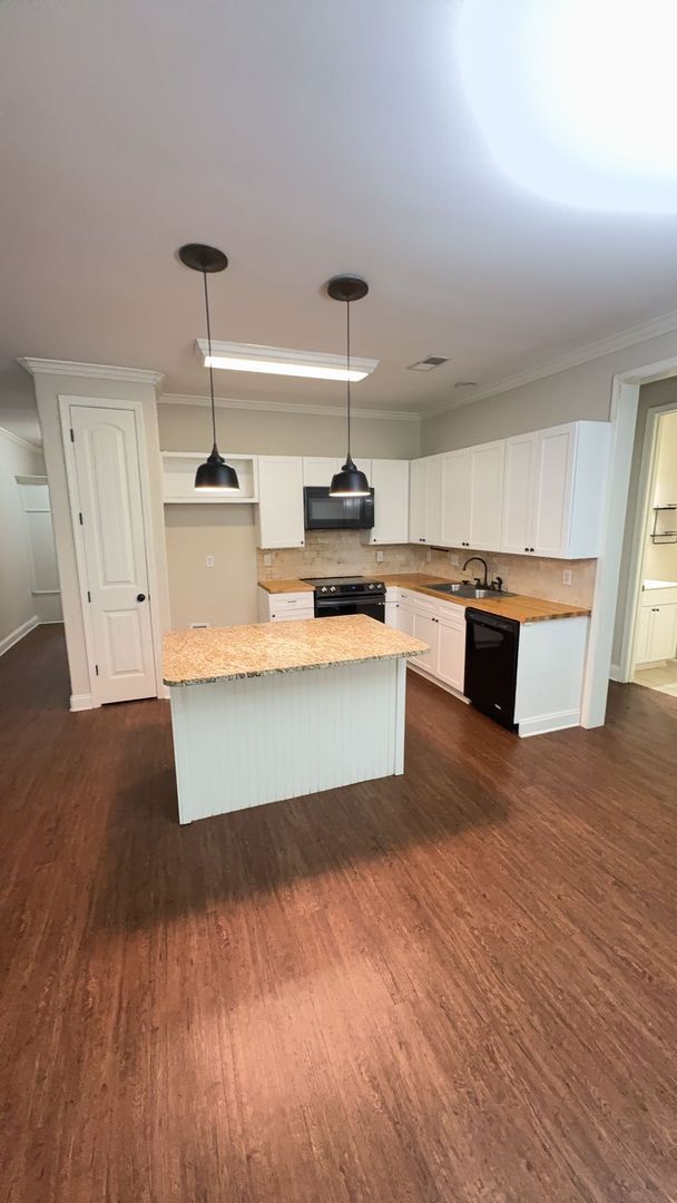 Building Photo - Nice 4 bedroom 2 bath home in the heart of...