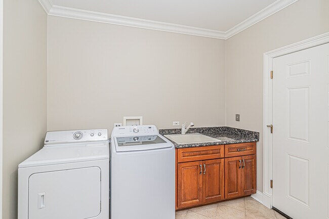 Building Photo - 361 S Elm St