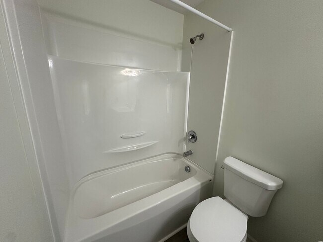 Building Photo - Pet Friendly 2 Bedroom, 1 Bath Duplex Located in the Center of Wilmington