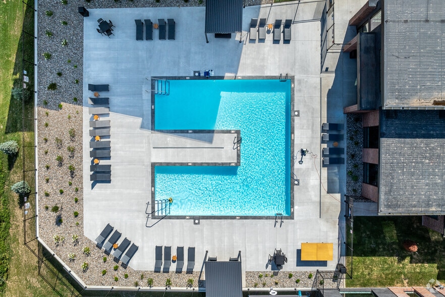 Building Photo - Reserve At Jordan Creek