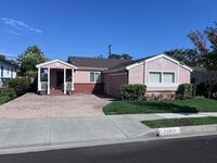 Building Photo - Charming 3 bedroom/ 2 bath single-family home