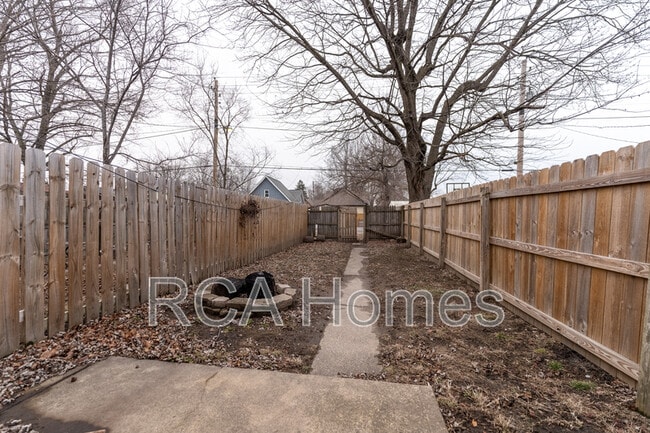 Building Photo - 704 Sanders St