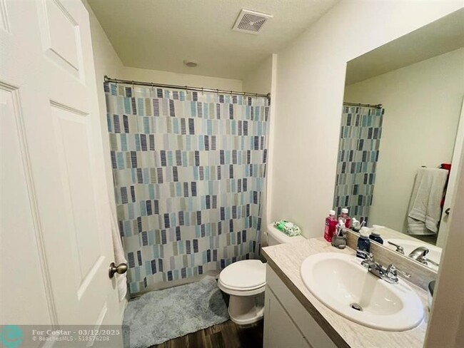 Building Photo - 787 SE 25th Dr