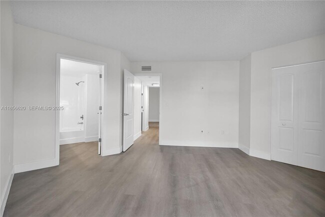 Building Photo - 9715 Fontainebleau Blvd