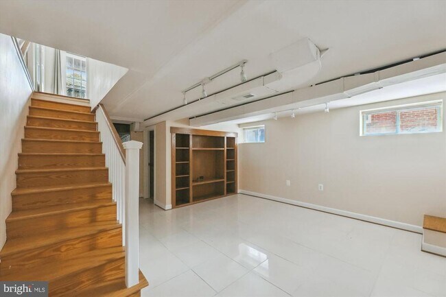 Building Photo - 503 S Veitch St