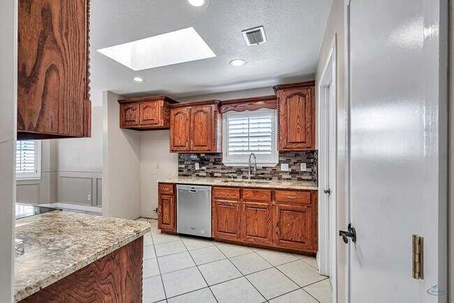 Building Photo - 1800 W 23rd St