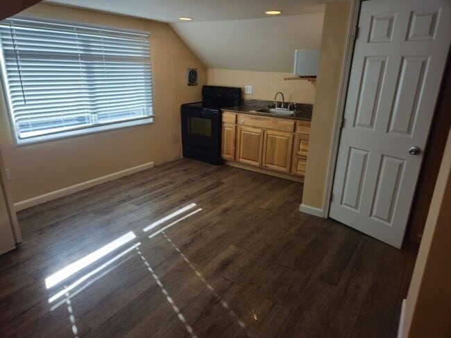 Building Photo - Large Downtown Studio, walking distance to UNR and Downtown Reno