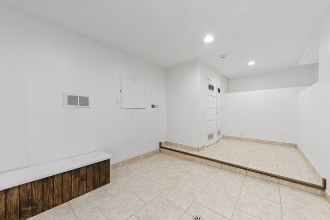 Building Photo - 544 Phillippa St