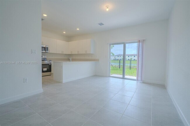 Building Photo - 2752 SE 26th Ave