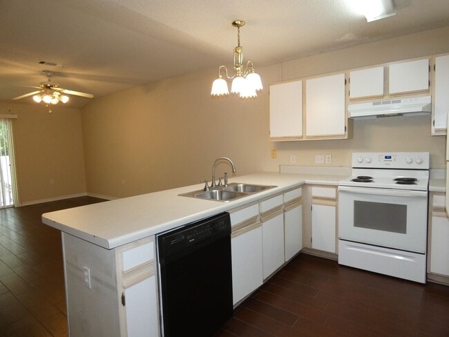 Building Photo - Adorable 2 Bed/2 Bath Duplex