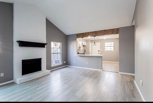 Building Photo - 4900 E Stassney Ln