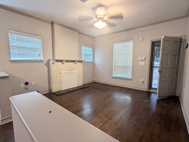 Building Photo - Available Now!  3 Bed, 1 Bath on Arkansas ...