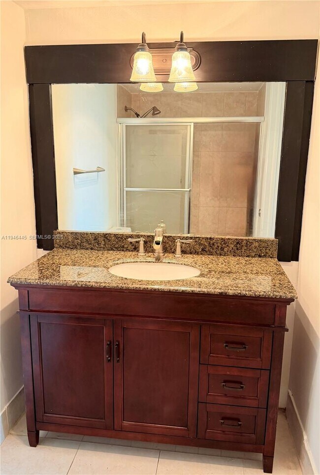 Building Photo - 919 Hillcrest Dr