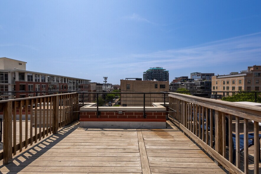Private rooftop deck - 948 Madison W St