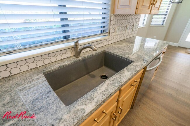 Building Photo - Spacious 6 Bedroom Home with a Balcony!