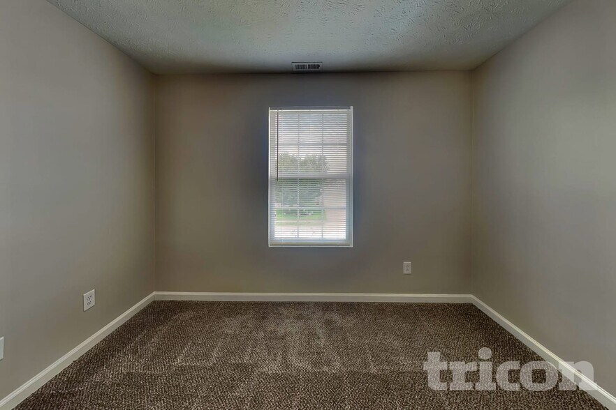 Building Photo - 2337 Middle View Dr