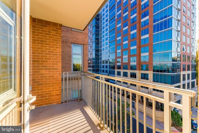 Building Photo - 8220 Crestwood Heights Dr