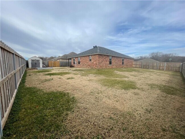 Building Photo - Spacious 3-Bedroom Springdale Home with Fenced Yard