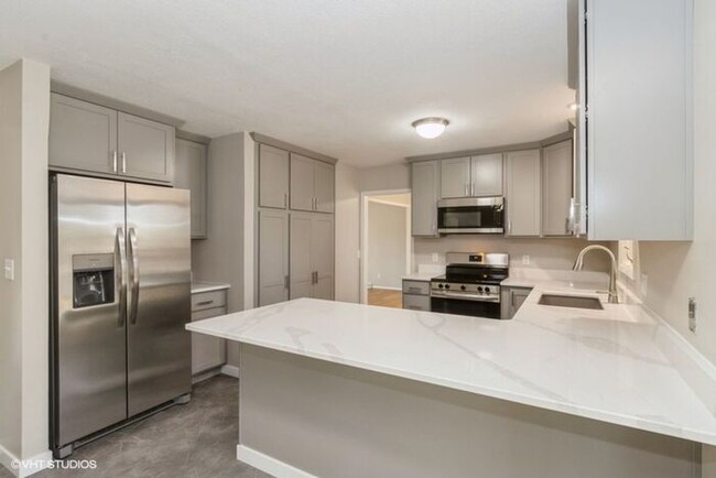 Building Photo - $3,000 | 5 Bedroom, 2.5 Bathroom House | N...
