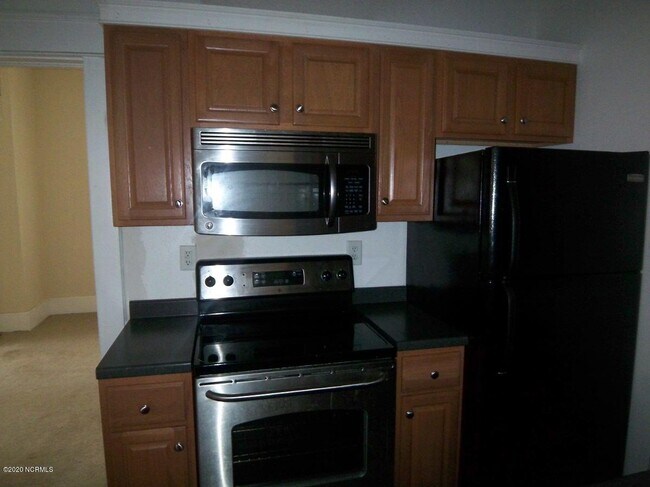 Building Photo - 705 E 5th St