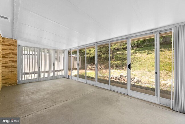 Building Photo - 6100 Hellen Lee Dr