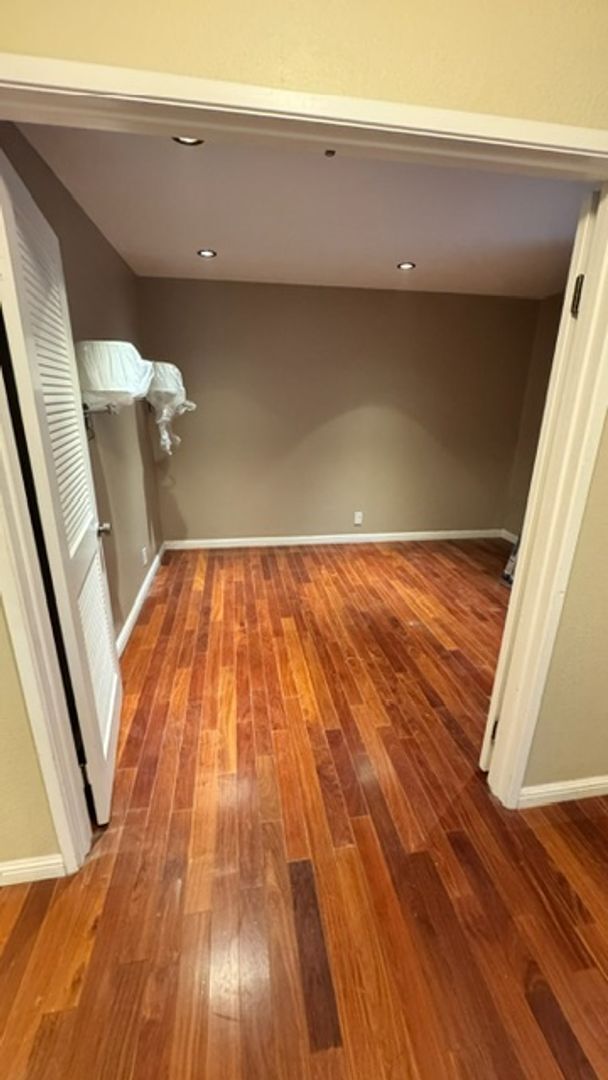 Building Photo - Remodeled Wellington 3 bed/2.5 bath end un...