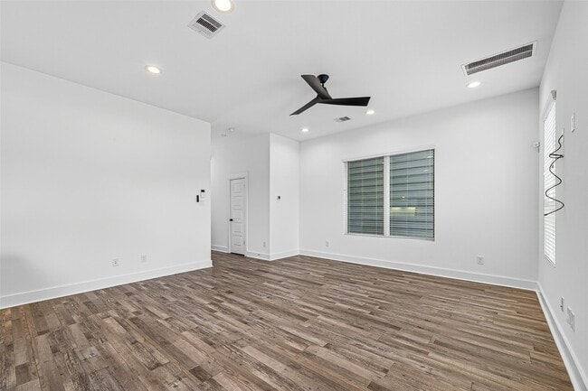 Building Photo - 1070 Mansfield St
